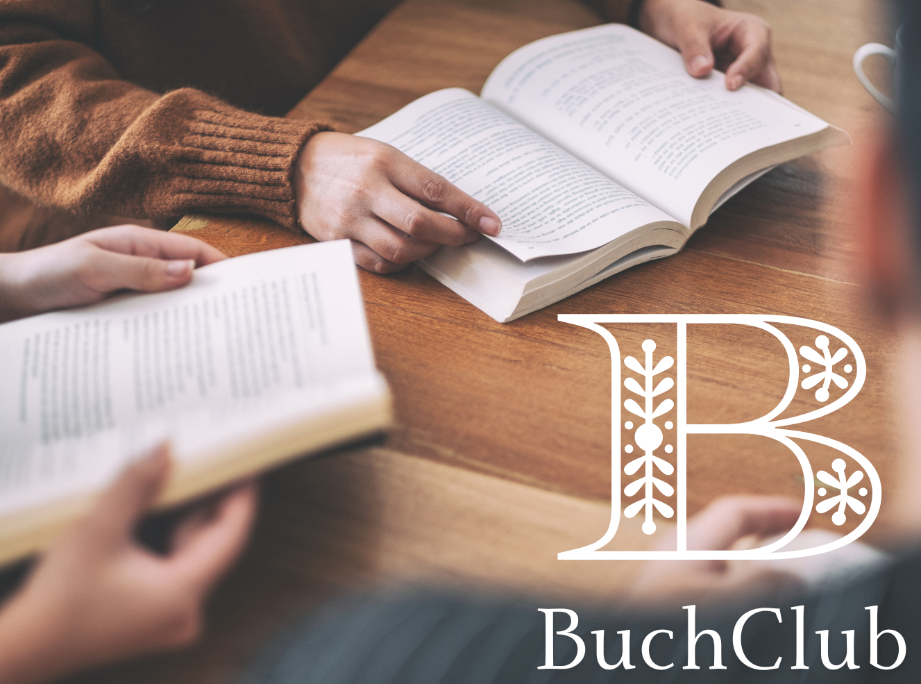 Zwei Personen die Bücher halten, nur die Hände und Bücher sichtbar von oben