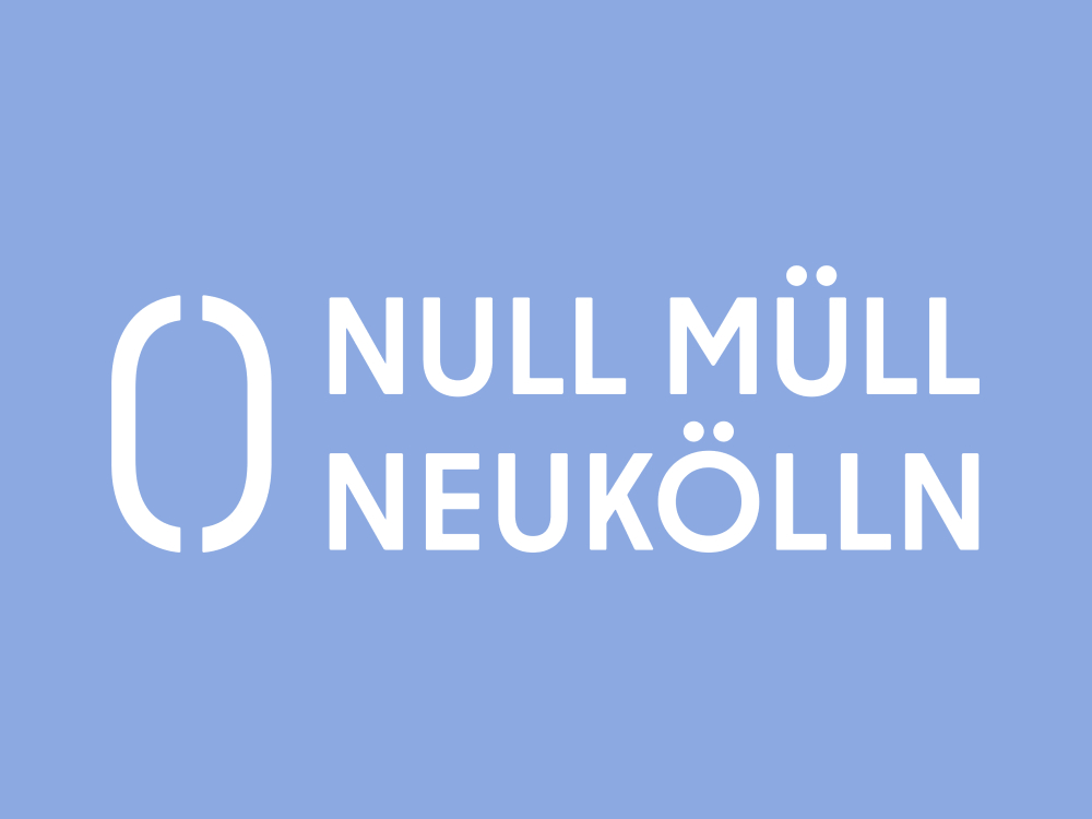 Logo von Null Müll Neukölln mit „NULL (SPERR) MÜLL“ in weißen Großbuchstaben auf hellblauem Hintergrund. Das Logo verdeutlicht den Fokus auf die Sperrmüllentsorgung als Teil der Zero-Waste-Initiative.