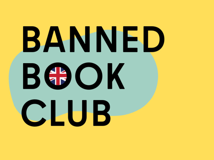 Grafik mit gelbem Hintergrund und türkisfarbener Form, darauf der Schriftzug „Banned Book Club“, das „O“ in „Book“ enthält eine britische Flagge.