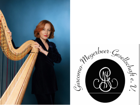 Musikerin, die neben einer Harfe steht vor blauem Grund