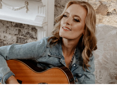 Foto von JOHNA mit Gitarre