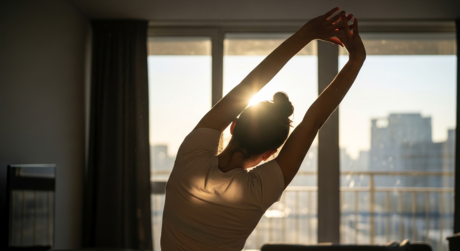 Frau streckt ihre Arme über ihren Kopf