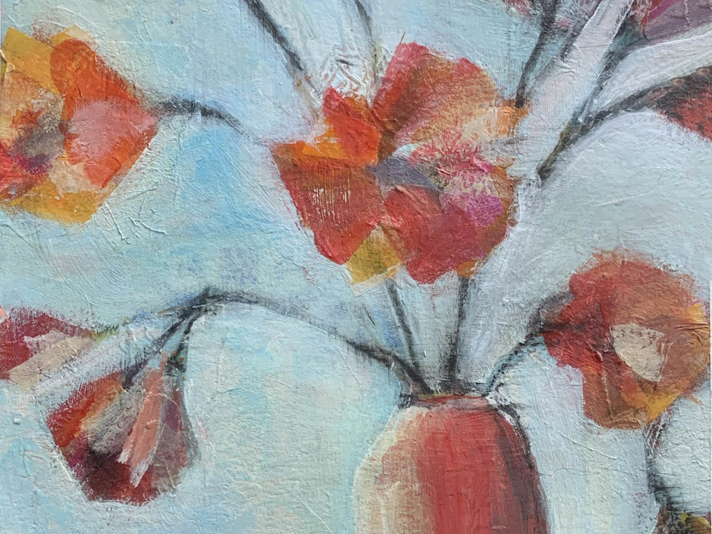 Abstraktes Gemälde eines Blumenstraußes in einer Vase, in warmen Rot-, Orange- und Rosatönen vor einem hellblauen Hintergrund, mit sichtbarer Pinselstruktur