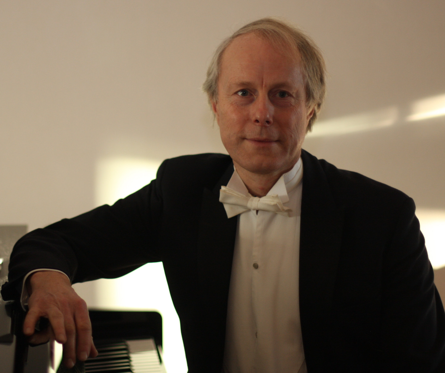 Das Farbfoto zeigt den Komponisten und Pianisten Kurt Wiklander frontal.