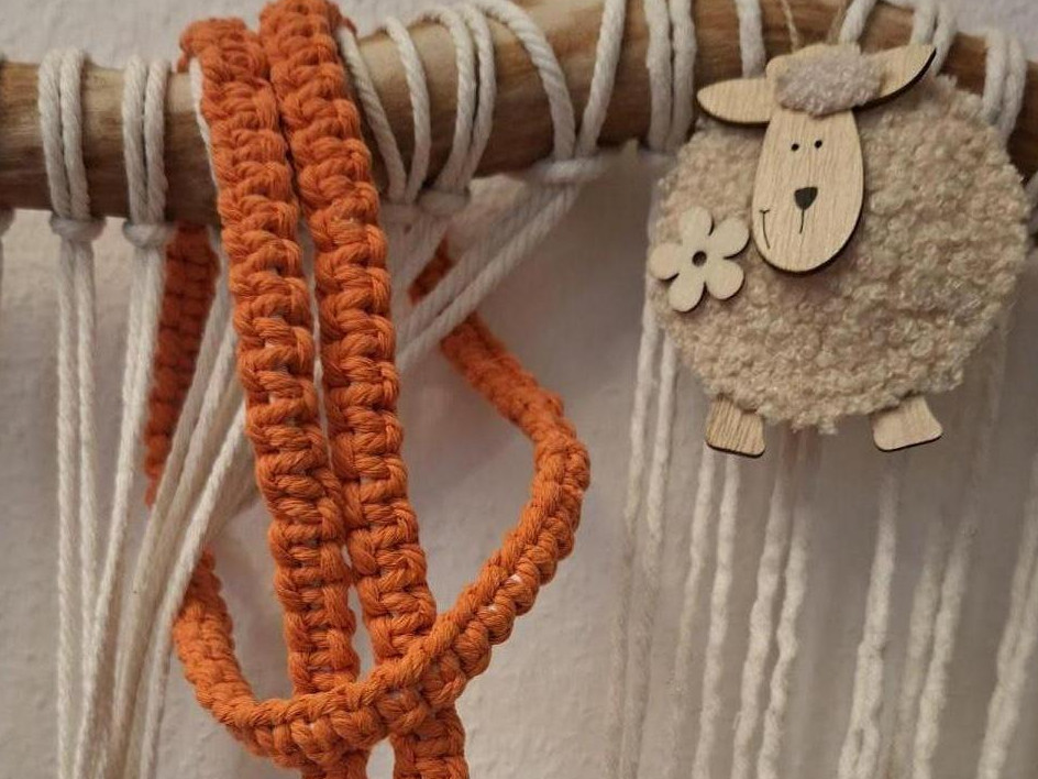 orangene Makramee-Knüpfung