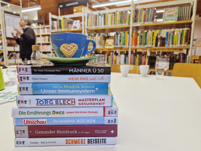 Bild von Büchern zur Gesundheit mit Kaffeetasse in Bibliothek