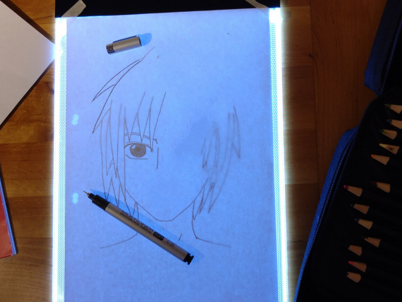 unvollendete Manga-Zeichnung auf einem Leuchttisch