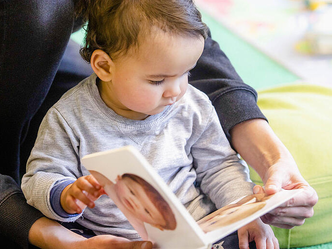 Baby mit Buch