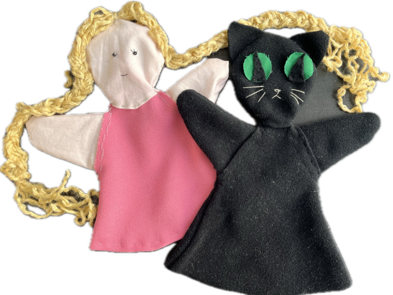 Zwei selbstgemachte Handpuppen, ein Mädchen mit langen blonden ZIöpfen und eine schwarze Katze