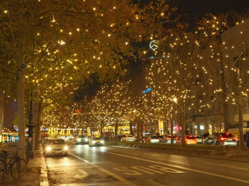 Beleuchtete Allee