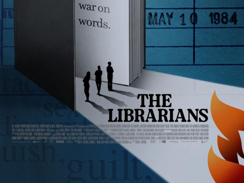 Auf dem Filmcover ist ein offenes Buch zu sehen, das Licht eröffnet in dem drei Personen stehen. Es sind nur die Silluetten zusehen. 