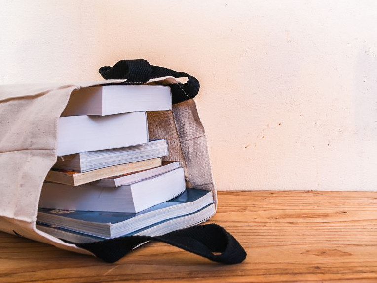 Stoffbeutel voller Bücher