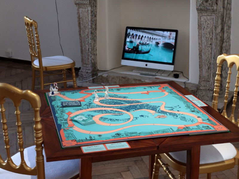 Stühle und Tisch mit Spielbrett