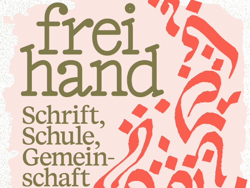 Ausschnitt der Einladungskarte mit kalligrafischen Ornamenten um den Schriftzug "freihand".