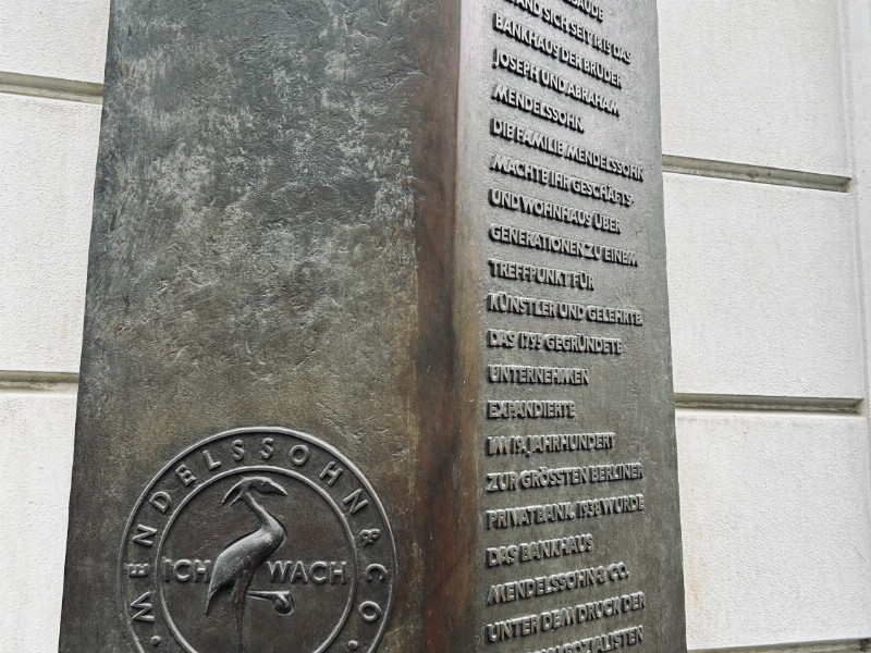 Blick auf die Gedenktafel am ehemaligen Bankhaus Mendelssohn.