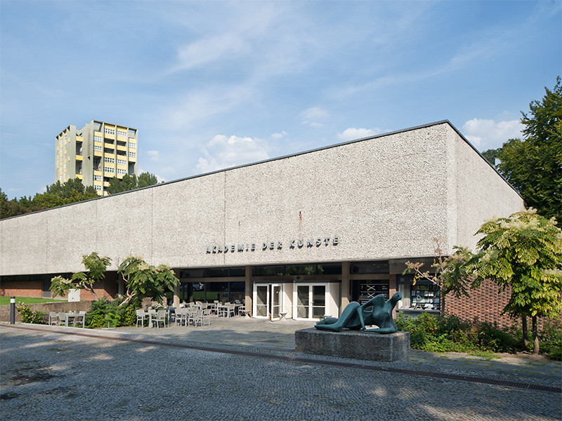 Eingang Akademie der Künste, Hanseatenweg 10
