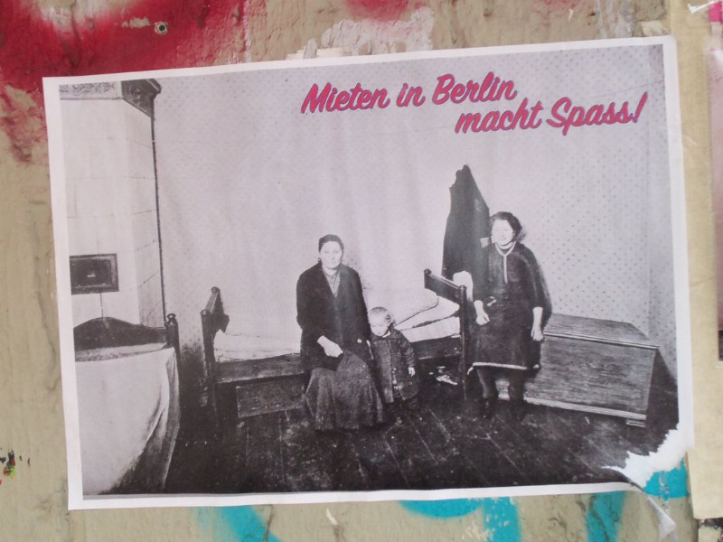 zwei ältere Frauen und ein Kleinkind in einer einfachen Wohnung, Ende 19./Anfang 20. Jhd.