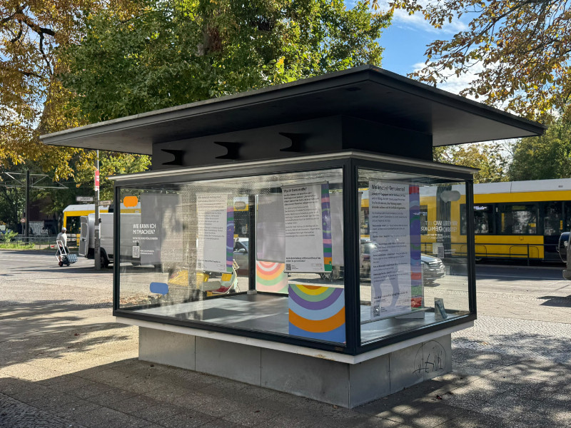Vitrine vor dem Rathaus Tiergarten mit Ausstellung Demokratieförderung