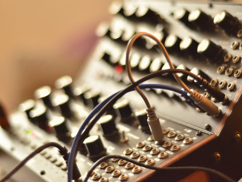 Ein Synthesizer mit vielen Knöpfen und Kabeln.