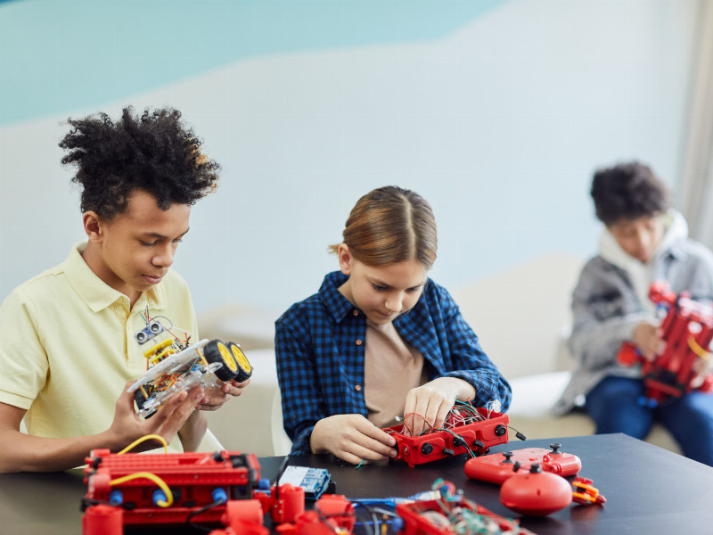 Kinder basteln an Robotern
