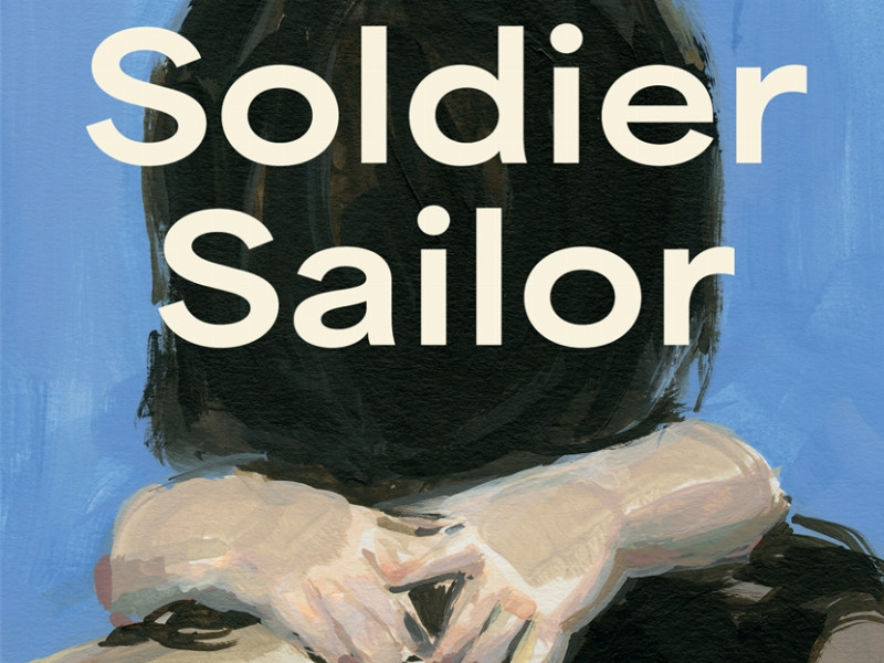 Auf dem Cover von "Solider Sailor" Ist eine Illustration von einer Person von hinten. Kinderhände halten sich am Nacken der Person fest.