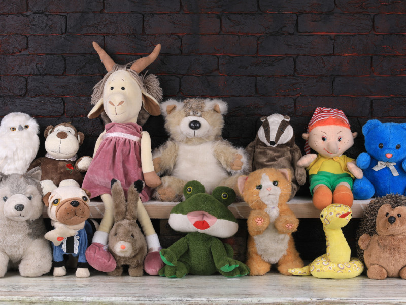 Viele unterschiedliche Kuscheltiere in zwei Reihen