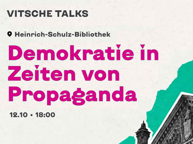 Pinker Text auf beigen Hintergrund auf dem steht "Vitsche Talks Demokratie in Zeiten von Propaganda" Außerdem "Heinrich-Schulz-Bibliothek, 12.10. 18 Uhr"