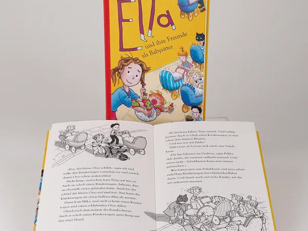 Kinderbuch "Ella und ihre Freunde als Babysitter" von Timo Parvela mit farbiger Buchcoverillustration und geöffnetem Buch mit schwarz-weißen Illustrationen von Kindern und Babysitter-Szenen