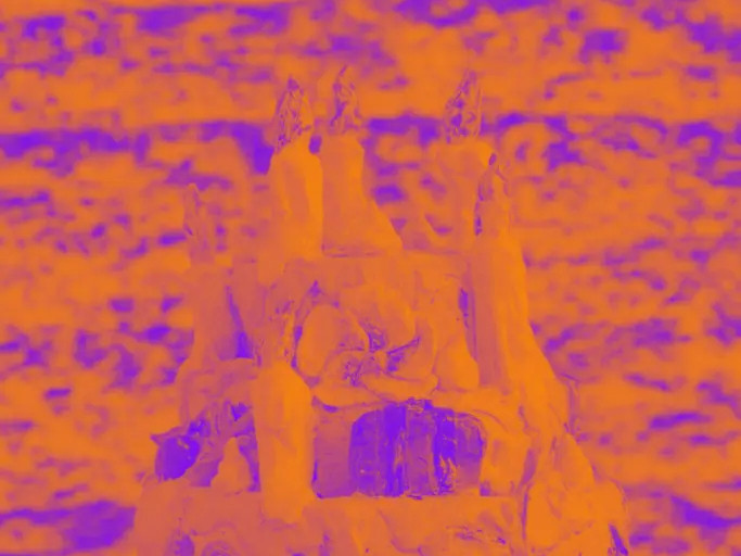 Lila Grafik auf orangem Hintergrund