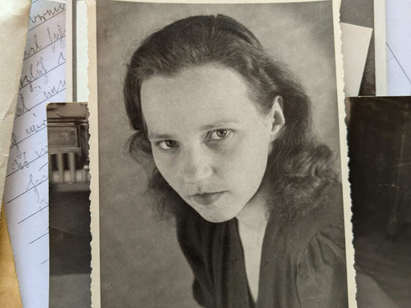 Frauenportrait auf alter s/w Fotografie