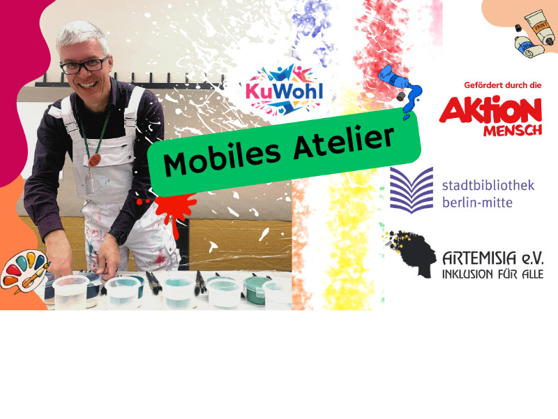 Ein älterer Mann steht lachend vor einem Tisch mit Malutensilien, Schriftzug darüber: Mobiles Atelier und Logo von Aktion Mensch, Statdtbilbiothek Berlin-Mitte und Artemisia e.V.