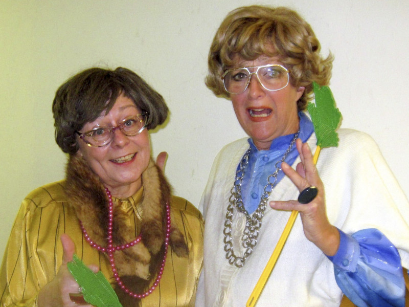 Dagmar Gelbke und Margit Meller präsentieren musikalisch- satirisches Kabarett 