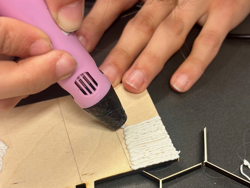 Detail an einer Hand, die mit 3D-Stift malt.