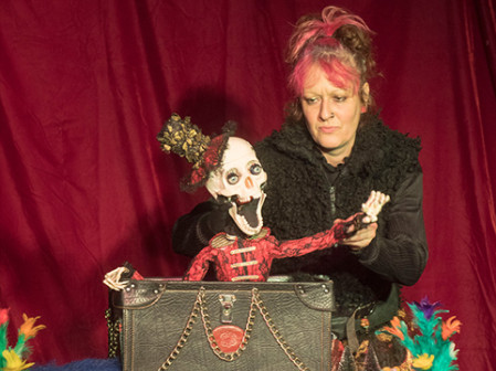 Madame Zakapüs hält eine Totenkopfpuppe