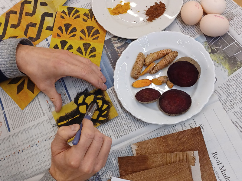 Postkarten mit Naturfarben gestalten