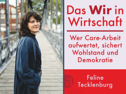 Feline Tecklenburg (dunkle, lockige Haaren und blauer Mantel) steht auf einem Gehweg mit Häusern im Hintergrund neben rotem Textfeld mit dem Titel 'Das Wir in Wirtschaft' und Untertitel 'Wer Care-Arbeit aufwertet, sichert Wohlstand und Demokratie'