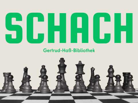 Schwarz-weiße Schachfiguren auf einem Schachbrett vor grünem Schriftzug 'SCHACH' und kleinem Text 'Gertrud-Haß-Bibliothek'