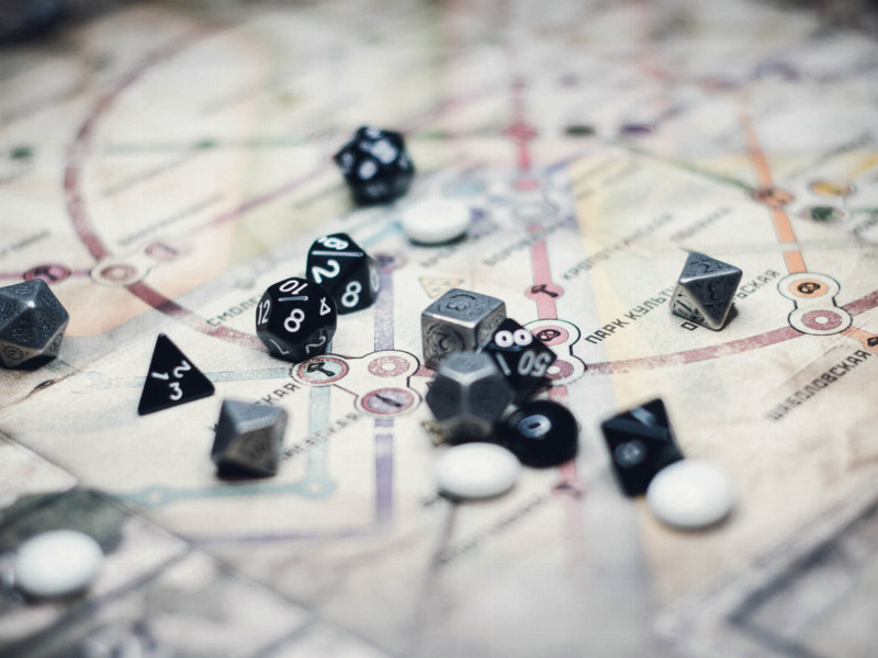 verschiedene Würfel auf einem Spielbrett