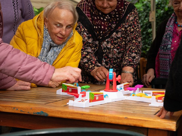 Frauen spielen an Tisch