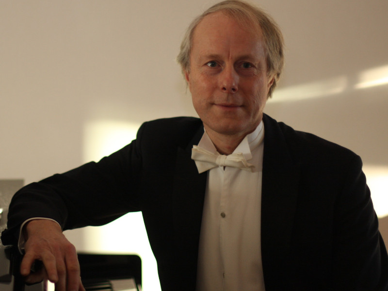 Musiker Kurt Wiklander am Klavier