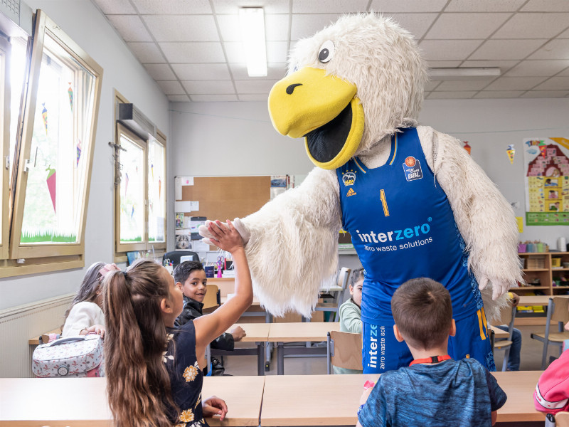 Der Albatros von ALBA BERLIN in einem Klassenzimmer mit Kindern