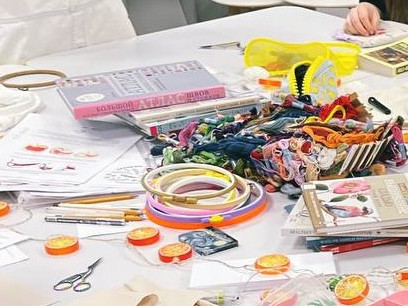 Menschen beim Sticken mit vielen Materialien