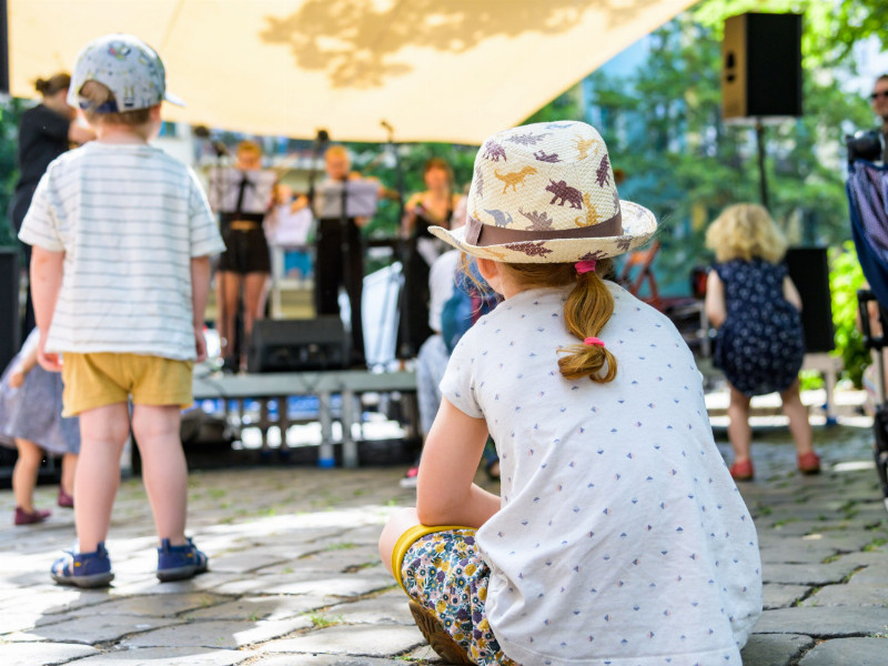 Kinder, die Musik hören