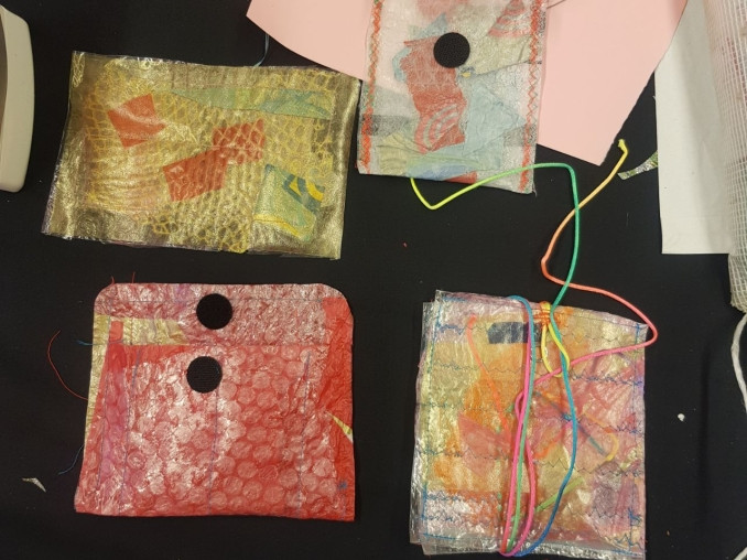 Taschen und Mäppchen aus recycelten Plastiktüten und Plastik