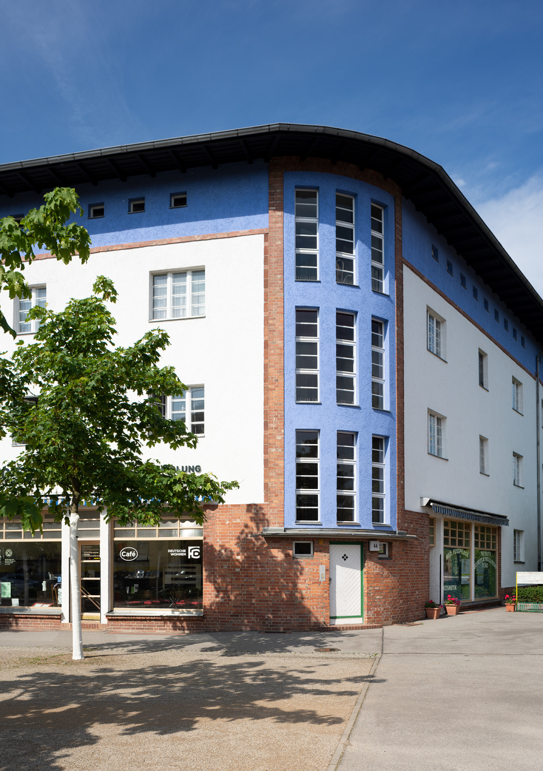 Blick auf ein Gebäude der Hufeisensiedlung von der Fritz-Reuter-Allee