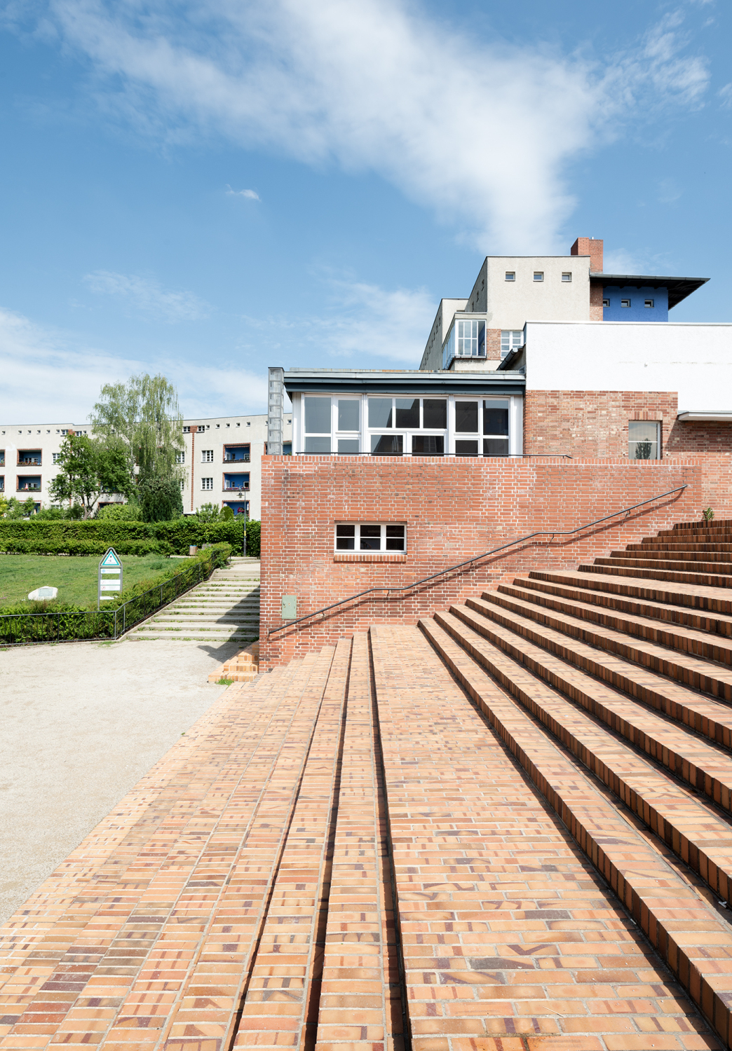 Freitreppe, die ins Innere des Hufeisens in der Großsiedlung Britz führt