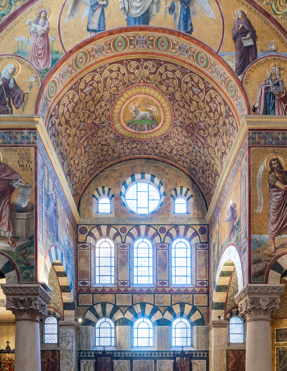Mehrreihige Rundbogenfenster in der Herz-Jesu Kirche