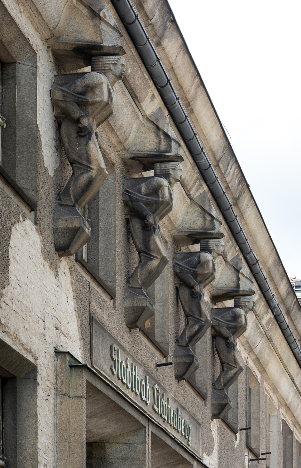 Stadtbad Lichtenberg (Hubertusbad), "Startspringer" über dem Eingang