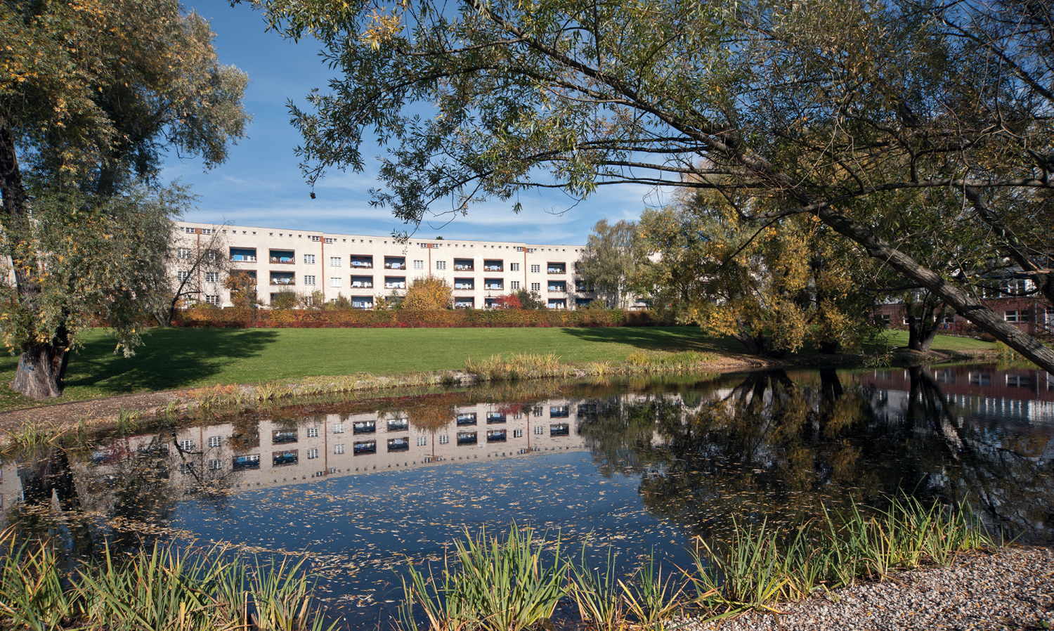 Teich und Grünanlage im Inneren des Hufeisens in der Großsiedlung Britz