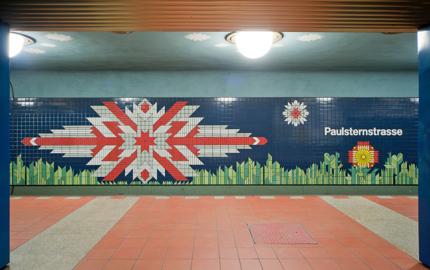 Dekorative Wandfliesen im U-Bahnhof Paulsternstrasse